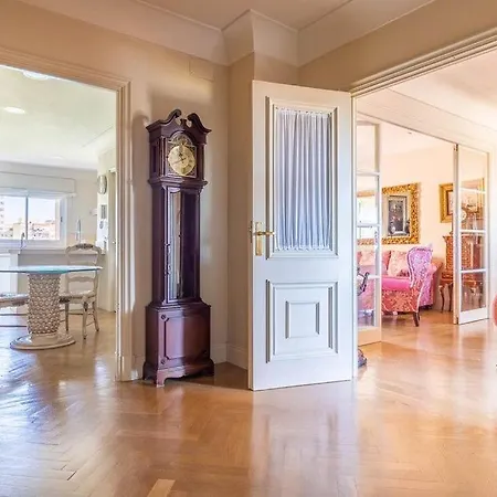 House Next To Charming Cathedral Garage Included