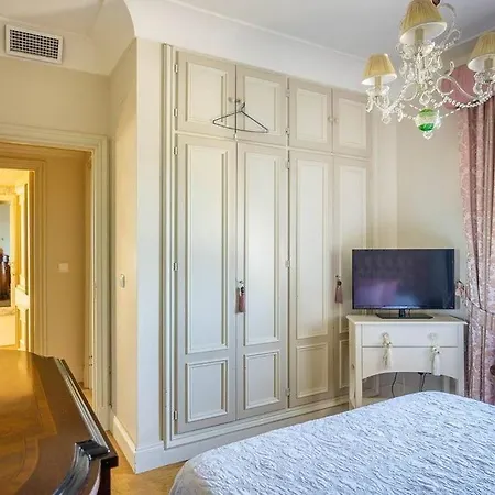 House Next To Charming Cathedral Garage Included Apartment *