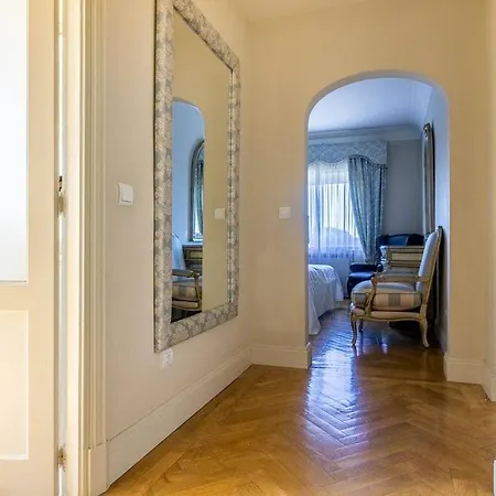 House Next To Charming Cathedral Garage Included