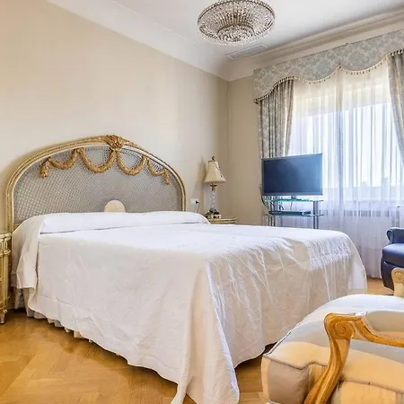 House Next To Charming Cathedral Garage Included Apartment *